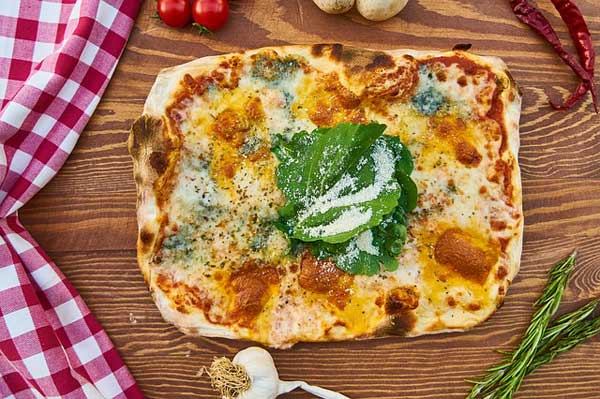 Eine Pizza ist ein einem Minibackofen schnell und energiesparend gebacken