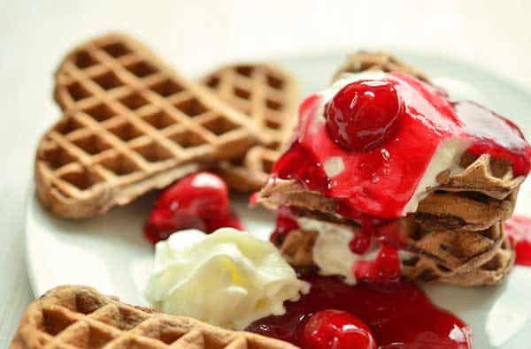 Selbstgebackene Waffeln mit Kirschen und Sahne sind besonders beliebt